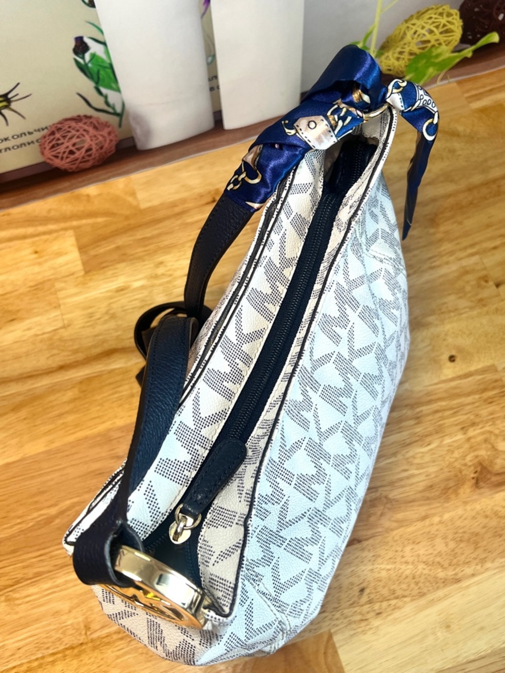 Michael Kors Crossbody Purse Bag Messenger White Navy Signature Logo - Picture 11 of 12